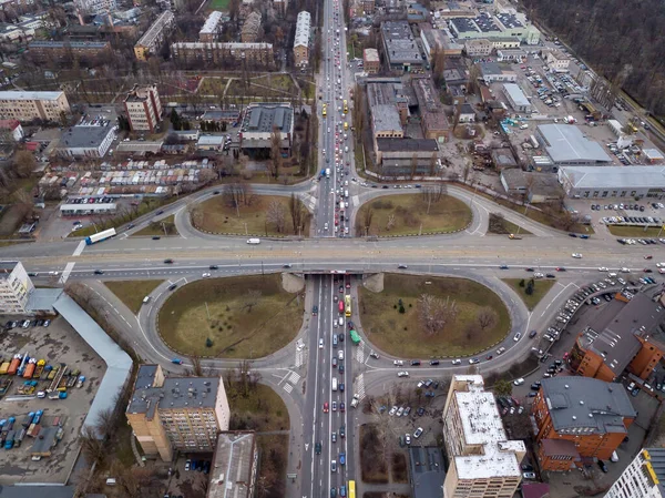 Köprü kavşağı. Hava aracı görünümü.