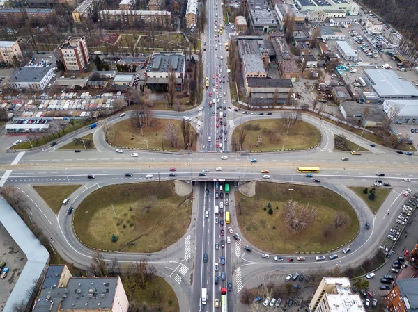 Köprü kavşağı. Hava aracı görünümü.