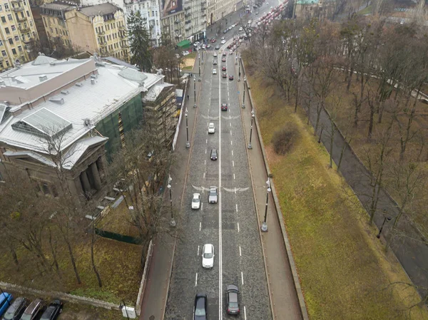 Sonbaharda Kiev 'de şehir caddesi. Hava aracı görünümü.