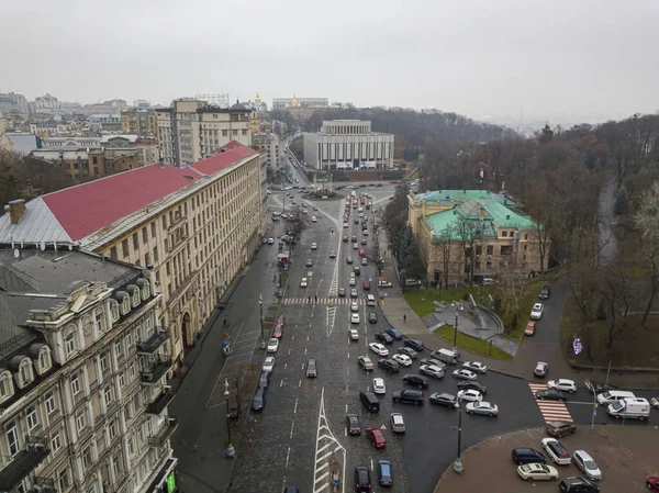 Sonbaharda Kiev 'de şehir caddesi. Hava aracı görünümü.