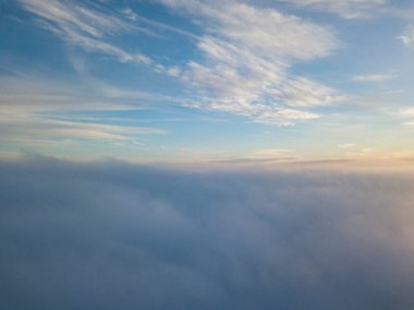 Sis üzerinde yüksek uçuş. Hava aracı görünümü.