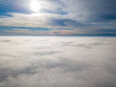 Sis üzerinde yüksek uçuş. Hava aracı görünümü.