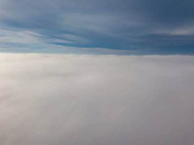 Sis üzerinde yüksek uçuş. Hava aracı görünümü.