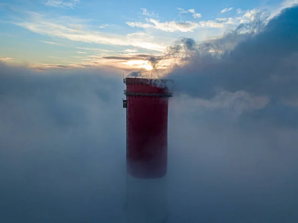 Alta Chimenea Una Central Térmica Por Encima Niebla Los Rayos —  Fotos de Stock