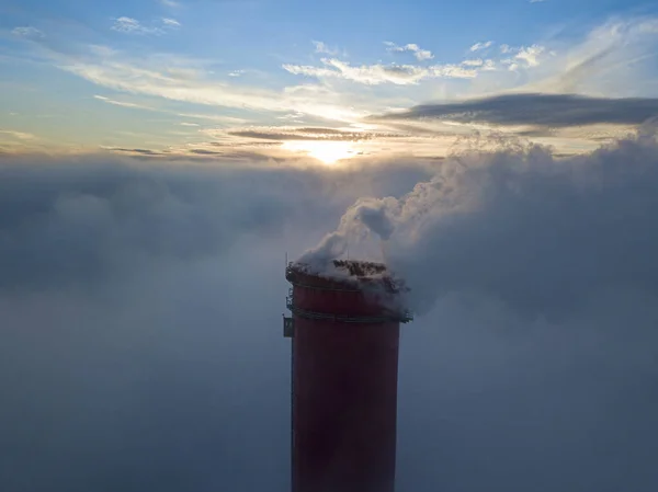 夕日の光の中で霧の上の火力発電所の高い煙突 空中ドローンビュー — ストック写真