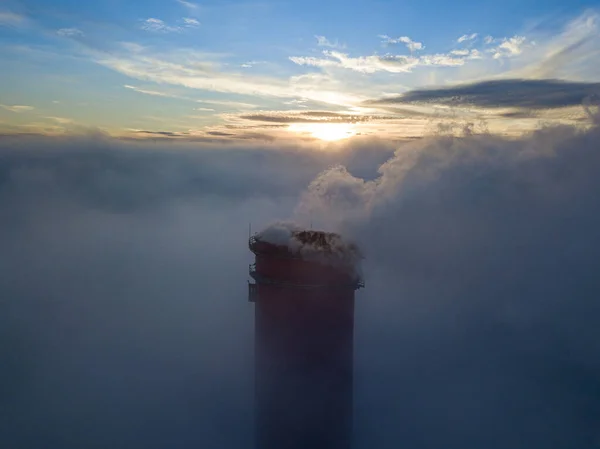 Hoher Schornstein Eines Wärmekraftwerks Über Dem Nebel Sonnenuntergang Drohnenblick Aus — Stockfoto