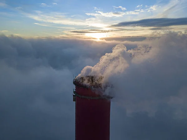 Hoher Schornstein Eines Wärmekraftwerks Über Dem Nebel Sonnenuntergang Drohnenblick Aus — Stockfoto