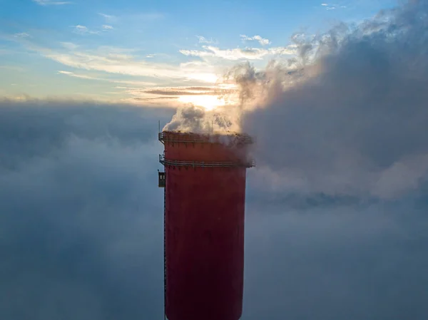 Hoher Schornstein Eines Wärmekraftwerks Über Dem Nebel Sonnenuntergang Drohnenblick Aus — Stockfoto