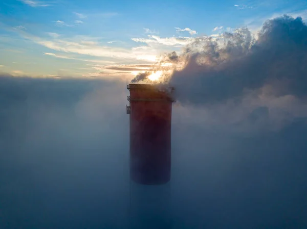 Haute Cheminée Une Centrale Thermique Dessus Brouillard Dans Les Rayons — Photo