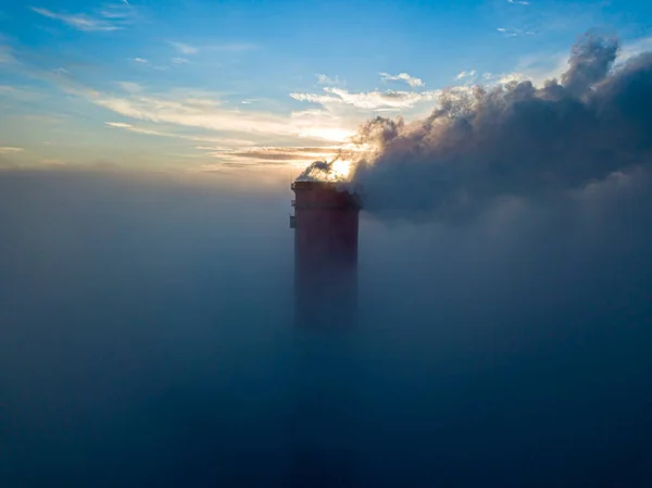 Hög Skorsten Från Ett Värmekraftverk Ovanför Dimman Solnedgången Flygdrönare — Stockfoto