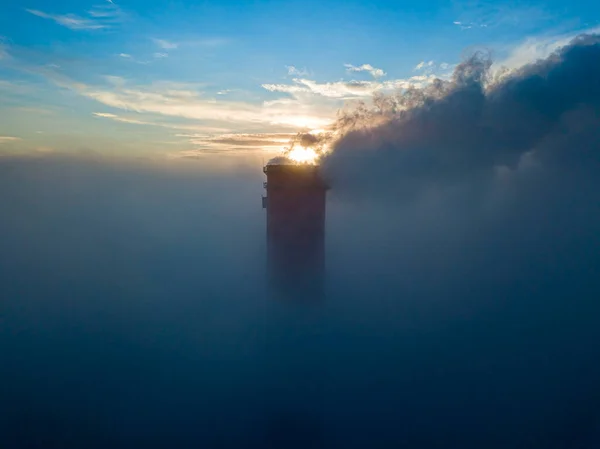Egy Hőerőmű Magas Kéménye Köd Felett Naplemente Sugaraiban Légi Drónra — Stock Fotó