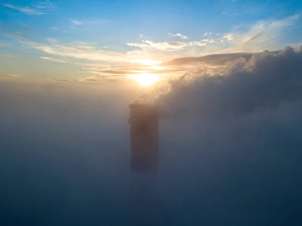 Alta Chimenea Una Central Térmica Por Encima Niebla Los Rayos — Foto de Stock