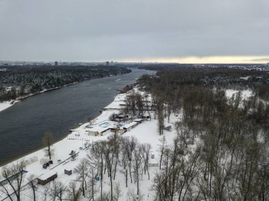 Karlı kışta şehirde bir nehir. Hava aracı görünümü.