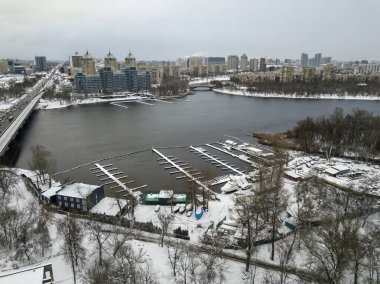 Karlı kışta şehirde bir nehir. Hava aracı görünümü.