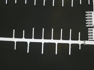 Karla kaplı iskele. Hava aracı üst görünümü.