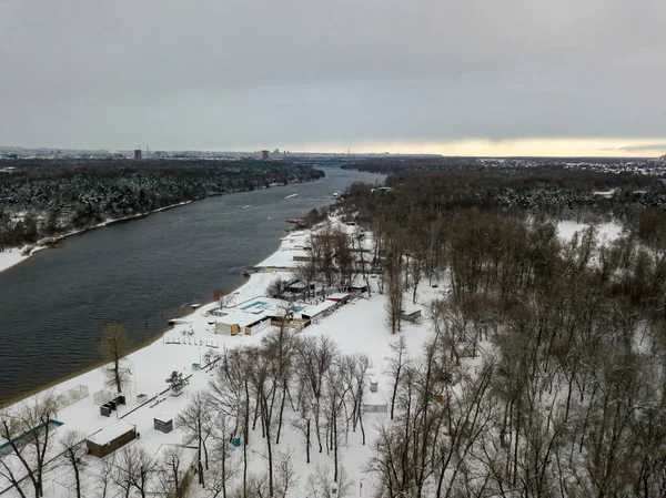 Ποταμός Στην Πόλη Χιονισμένο Χειμώνα Αεροφωτογραφία Τηλεκατευθυνόμενου — Φωτογραφία Αρχείου