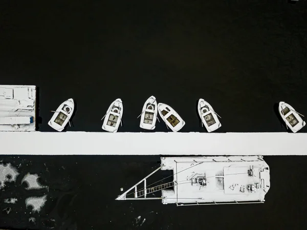 Met Sneeuw Bedekte Boten Pier Het Water Bovenaanzicht Luchtdrone — Stockfoto