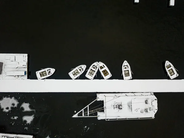 Barcos Cubiertos Nieve Muelle Agua Vista Superior Del Dron Aéreo — Foto de Stock