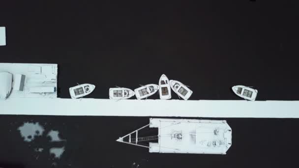 Заснеженные Лодки Причале Воде Вид Сверху Беспилотника — стоковое видео