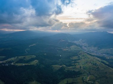 Dağlarda gün batımı. Akşamları Ukrayna Karpatları. Hava aracı görünümü.
