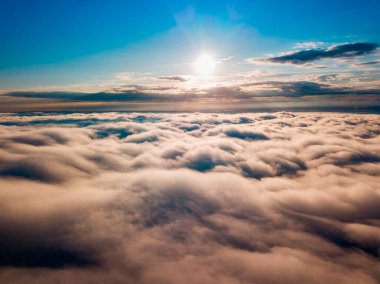 Dağlardaki sislerin üzerinden yüksek uçuş. Sabah Ukraynalı Karpatlar. Hava aracı görünümü.