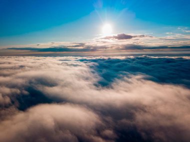 Dağlardaki sislerin üzerinden yüksek uçuş. Sabah Ukraynalı Karpatlar. Hava aracı görünümü.