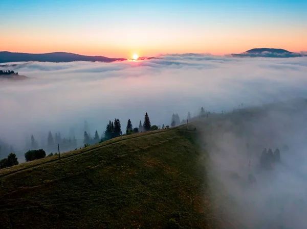 黎明时分雾弥漫在群山之上 太阳升起在地平线上 乌克兰喀尔巴阡山脉在早上 空中无人驾驶飞机视图 — 图库照片