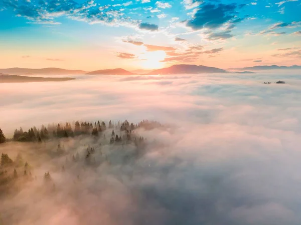 Niebla Extiende Sobre Las Montañas Amanecer Sol Sale Horizonte Los — Foto de Stock