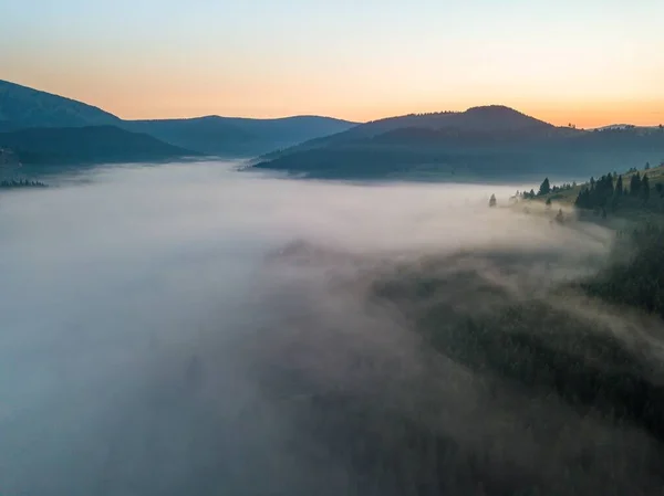 Brouillard Répand Sur Les Montagnes Aube Soleil Lève Horizon Carpates — Photo