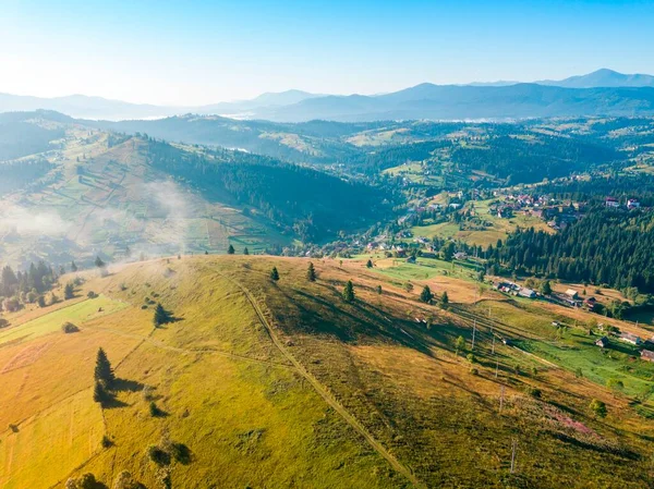 Frühen Morgen Breitet Sich Nebel Den Bergen Entlang Der Berghänge — Stockfoto