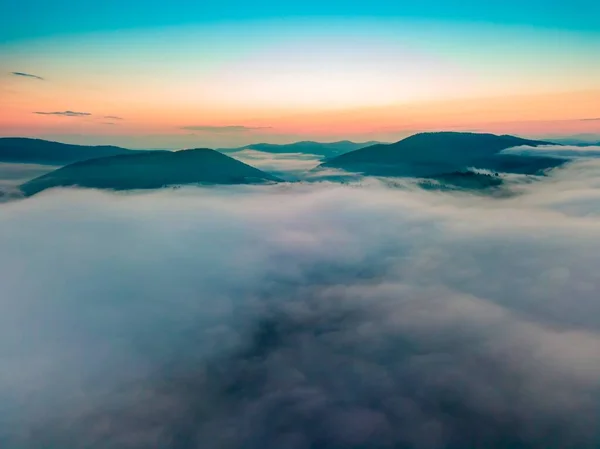 Туман Горной Долине Рассвете Украинские Карпаты Утром Тумане Воздушный Беспилотник — стоковое фото