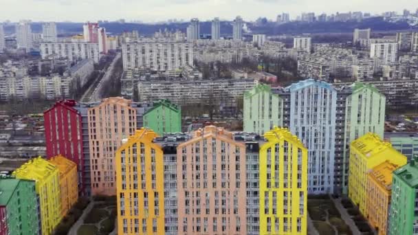 Vuela Sobre Edificios Residenciales Multicolores Kiev Con Clima Nublado Vuelo — Vídeos de Stock