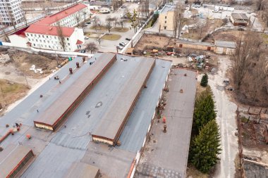 Kiev 'deki eski endüstriyel fabrikanın çatısında. Hava aracı görünümü.