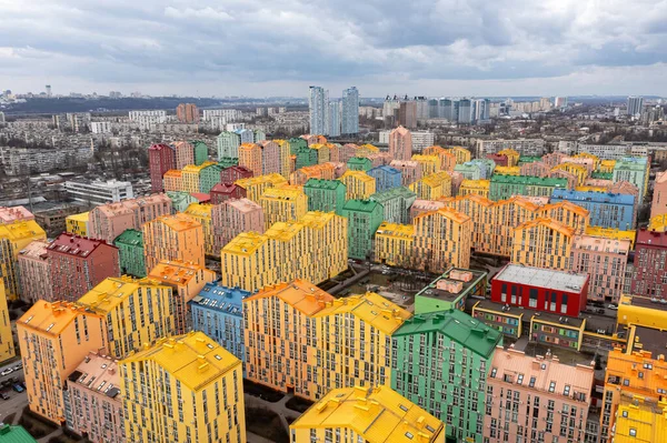 Många Flerfärgade Bostadshus Kiev Molnigt Väder Flygdrönare — Stockfoto