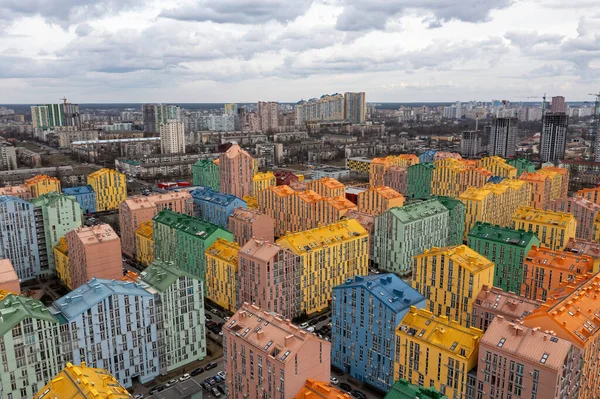 Många Flerfärgade Bostadshus Kiev Molnigt Väder Flygdrönare — Stockfoto