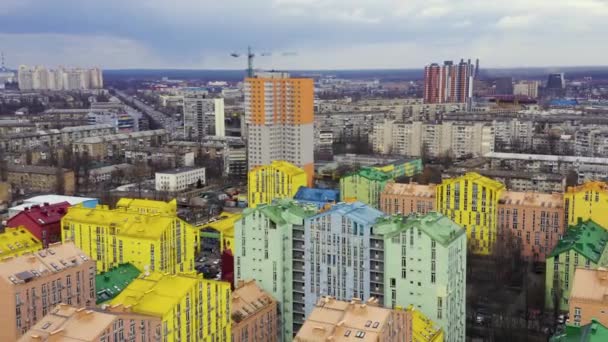 Vuela Sobre Edificios Residenciales Multicolores Kiev Con Clima Nublado Vuelo — Vídeo de stock