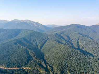 Güneşli havada Ukrayna Karpatlarının yüksek dağları. Hava aracı görünümü.