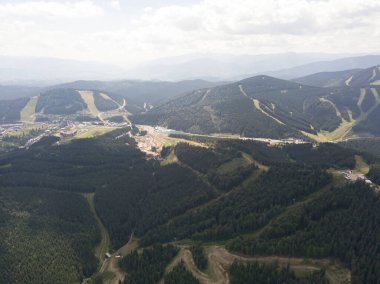 Yazın Ukrayna Karpatları 'nın yeşil dağları. Güneşli bir gün, nadir bulutlar. Hava aracı görünümü.