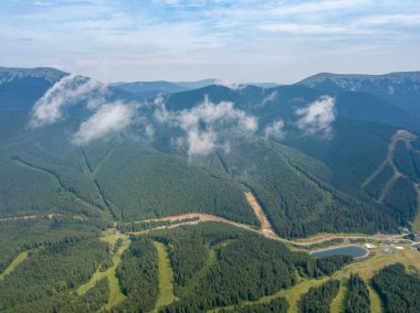 Yazın Ukrayna Karpatları 'nın yeşil dağları. Güneşli bir gün, nadir bulutlar. Hava aracı görünümü.