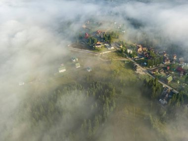 Sabah sisinde Ukrayna Karpatları 'na dağ yerleşimi. Hava aracı görünümü.