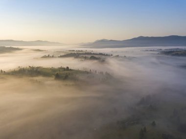 Ukrayna Karpatları 'nda sabah sisi. Hava aracı görünümü.