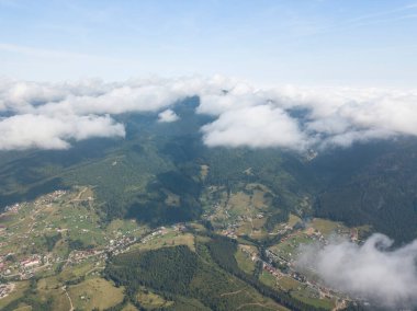 Ukrayna Karpatlarının dağlarında yüksek uçuş. Hava aracı görünümü.