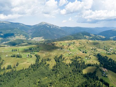 Yazın Ukrayna Karpatları 'nın yeşil dağları. Güneşli bir gün. Hava aracı görünümü.