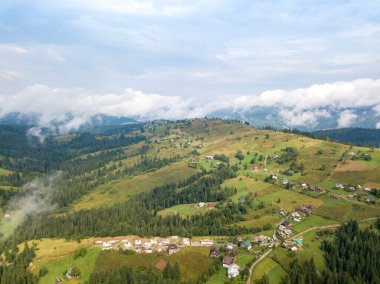 Ukrayna Karpatlarının dağlarında yüksek uçuş. Hava aracı görünümü.