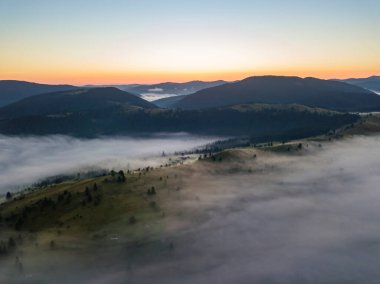 Ukrayna Karpatları 'nda sabah sisi. Hava aracı görünümü.