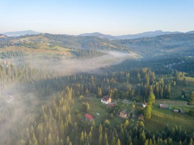 Sabah sisinde Ukrayna Karpatları 'na dağ yerleşimi. Hava aracı görünümü.