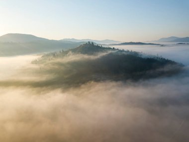 Ukrayna Karpatları 'nda sabah sisi. Hava aracı görünümü.