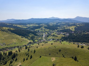 Yazın Ukrayna Karpatları 'nın yeşil dağları. Güneşli açık bir gün. Hava aracı görünümü.