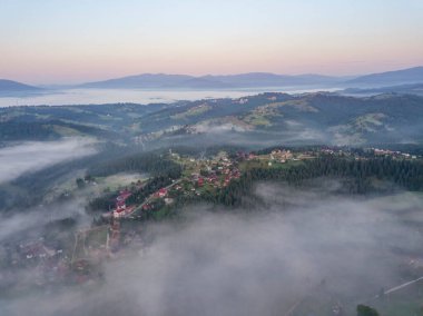 Sabah sisinde Ukrayna Karpatları 'na dağ yerleşimi. Hava aracı görünümü.