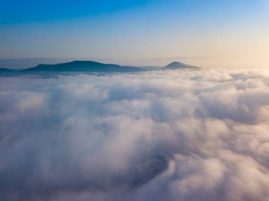 Ukrayna Karpatları 'nda yaz aylarında sislerin üzerinden uçarlar. Ufuktaki dağlar. Hava aracı görünümü.